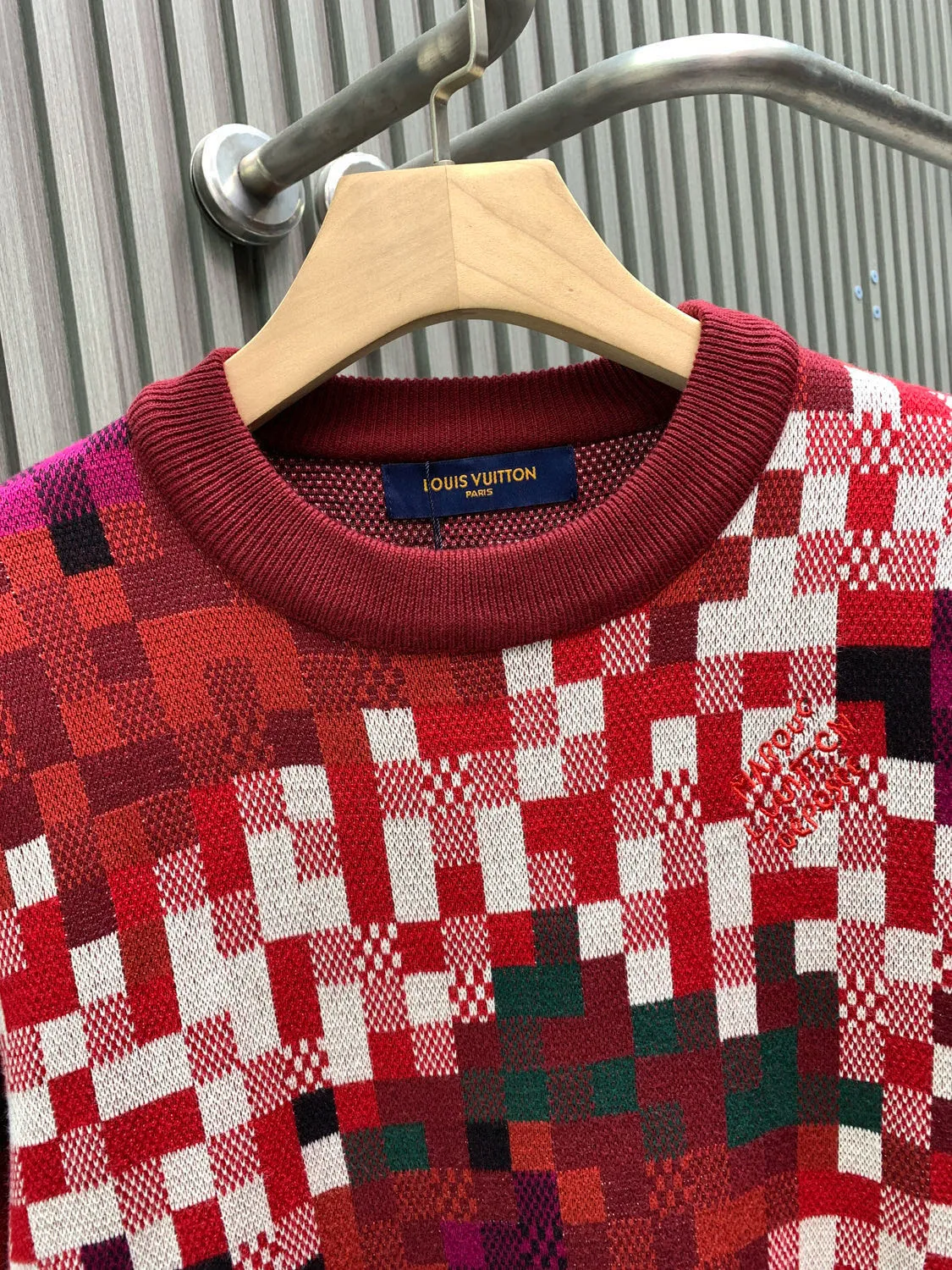🅿️440 🀄️ Louis Vuitton Louis Vuitton 26* New Year's classic hot style camouflage mosaic knitted sweater. Made of the same original heavyweight pure cotton material. Double-strand threads for 8 colors. Each color needs to be dyed in a separate vat. Weaving requires an imported Stoll 16-needle machine. 8-color jacquard is very time-consuming. It is necessary to ensure that each size is consistent. The embroidery needs to be positioned on the back of the front chest of the ready-made garment. The embroidery is a three-dimensional embroidery with imported foam in the middle pad. After the back is embroidered, the tiles need to be aligned and ironed. The ironed tiles are custom-made brushed metal tiles that must be sized to ensure that they are washed and shaped later. The embroidery uses Behringer embroidery technology to restore consistent details. It is customized and dyed without any color difference. The ingenious craftsmanship is perfectly restored. Three standards are complete. Customized accessories.